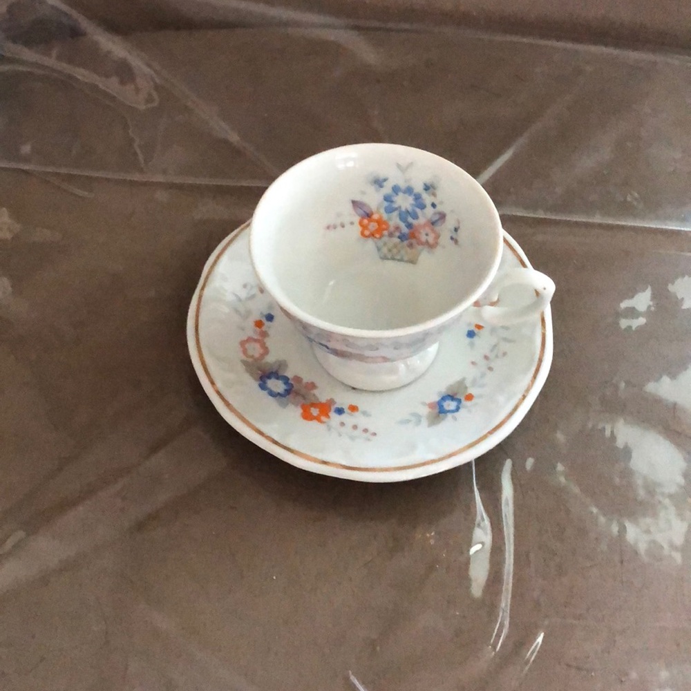 Delicate teacup & saucer ☕️